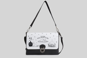 woman-sleeping-cat-shoulder-bag