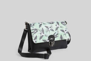 woman-woodswallow-shoulder-bag