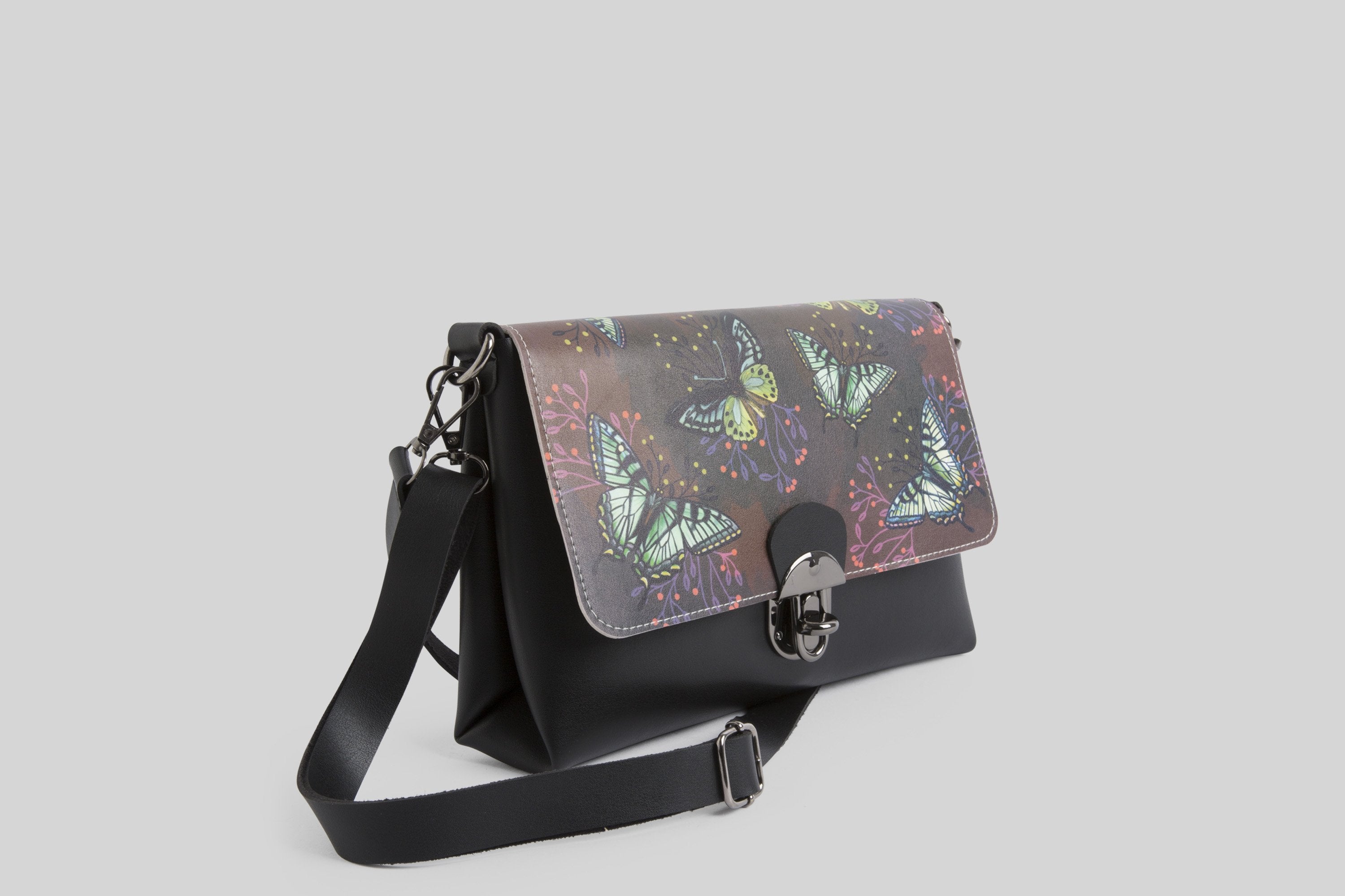 woman-butterflies-shoulder-bag