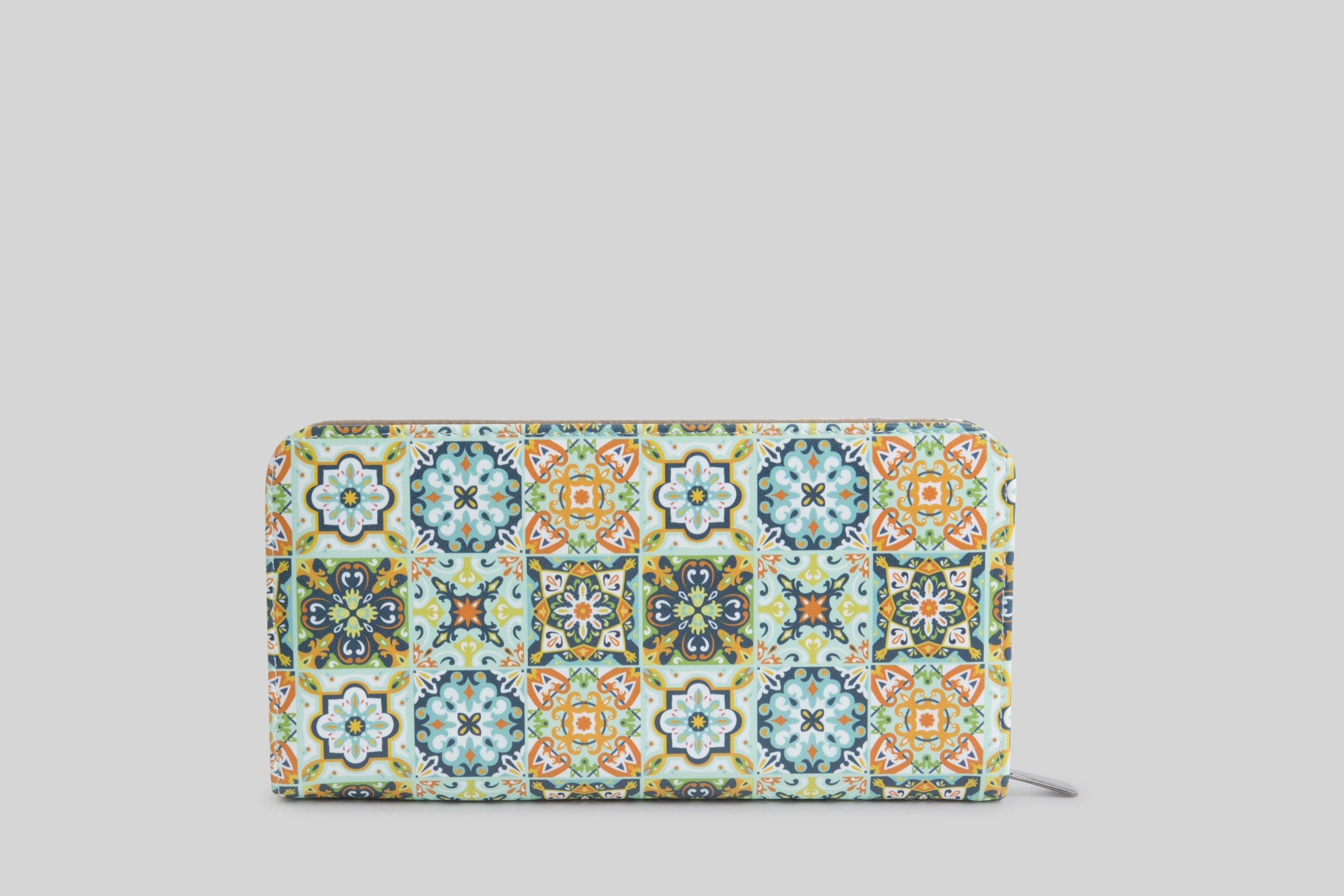 woman-mosaics-purse